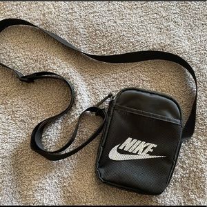 NIKE Heritage Crossbody Bag